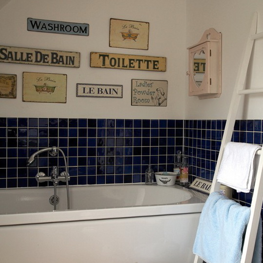 7-small-ideas-small-bathrooms-Quirky-bathroom-display