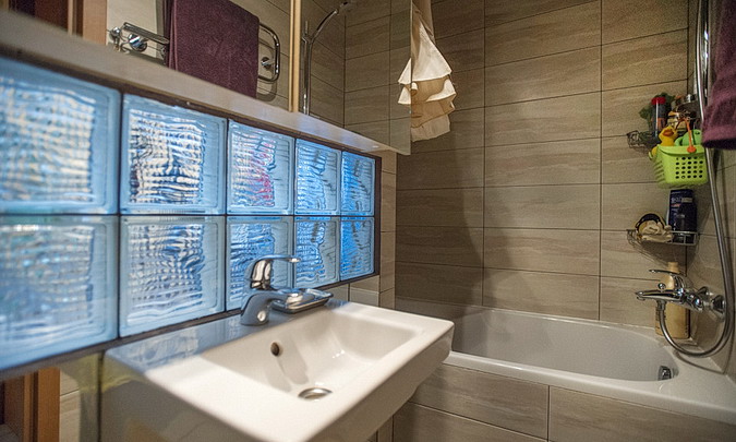 16-mirrored-cabinets-in-the-bathroom