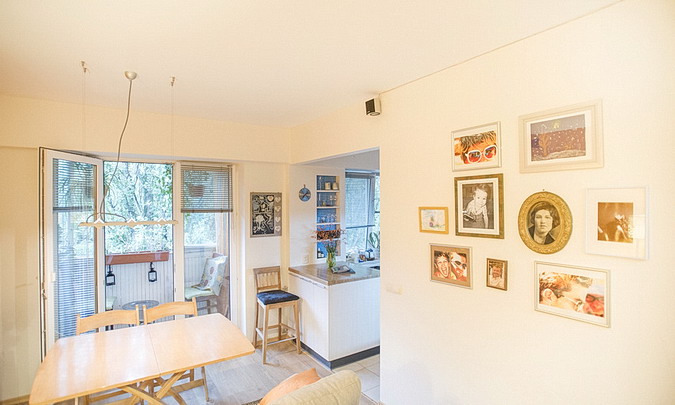 6-The-picture-frame-is-decorated-in-a-plaster